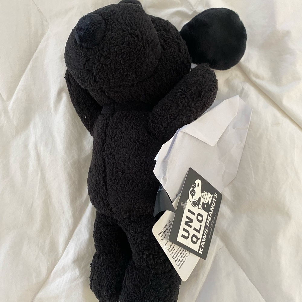 Uniqlo KAWS x PEANUTS Black Plush snoopy